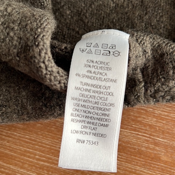 Yet Again turtleneck sweater. Size M. - Picture 5 of 5